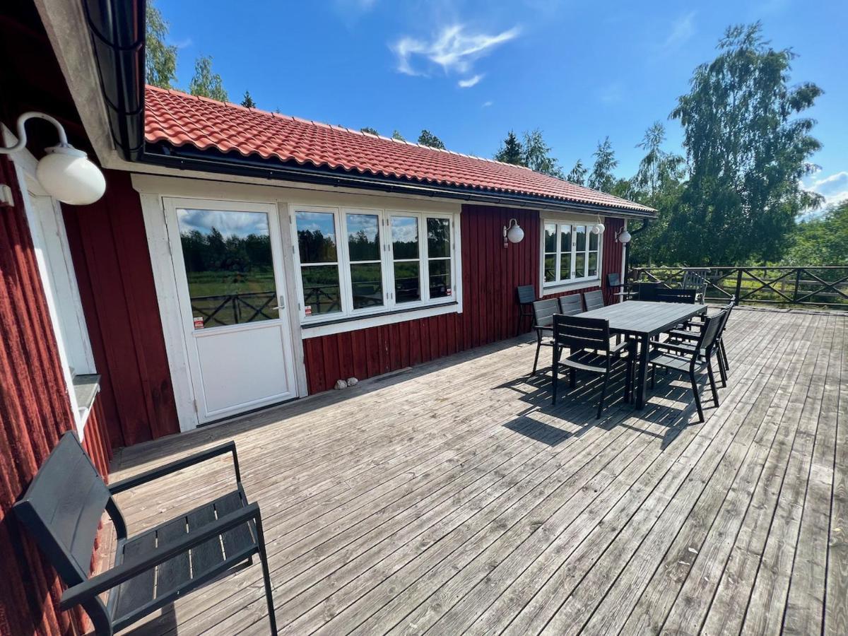 Idylliskt Hus Med Sjoeutsikt. Villa Osthammar Exterior photo